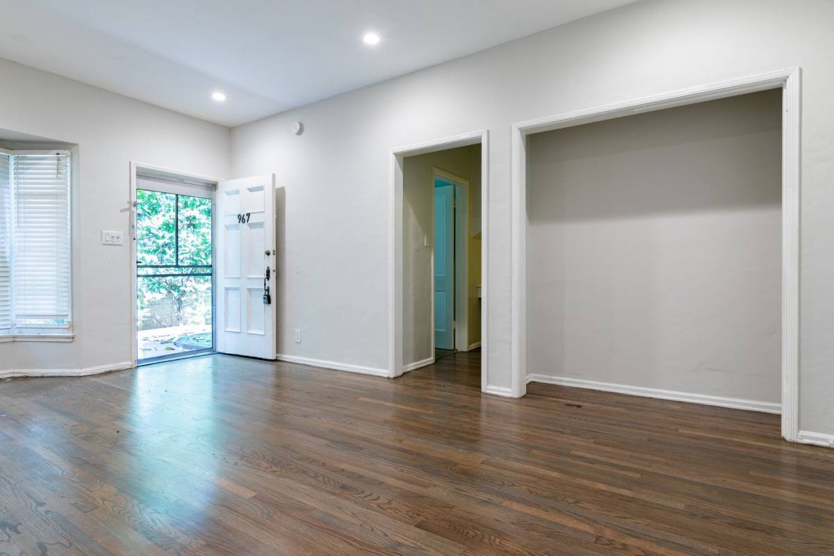 Apartment for rent at 963 N Doheny Dr, West Hollywood, CA 90069