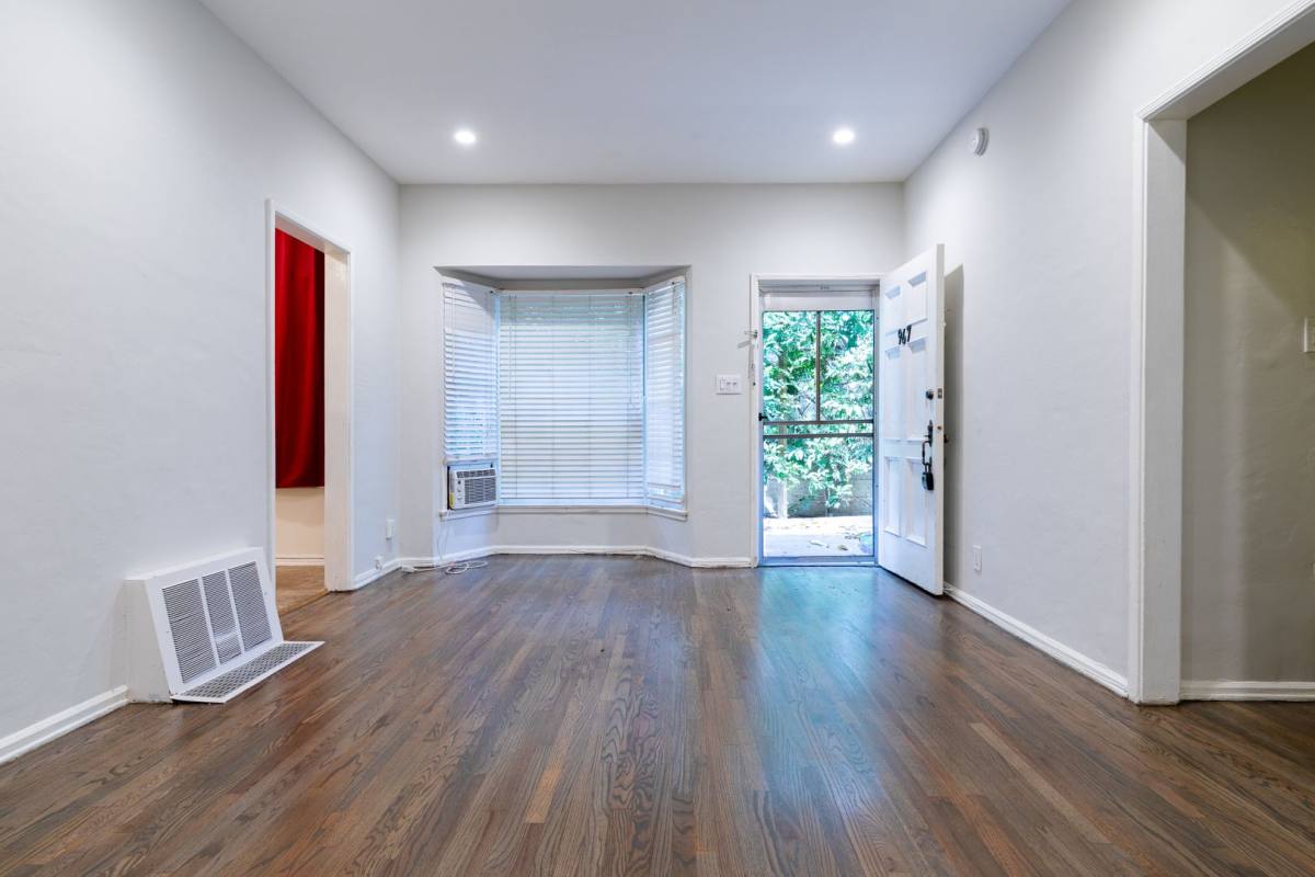 Apartment for rent at 963 N Doheny Dr, West Hollywood, CA 90069