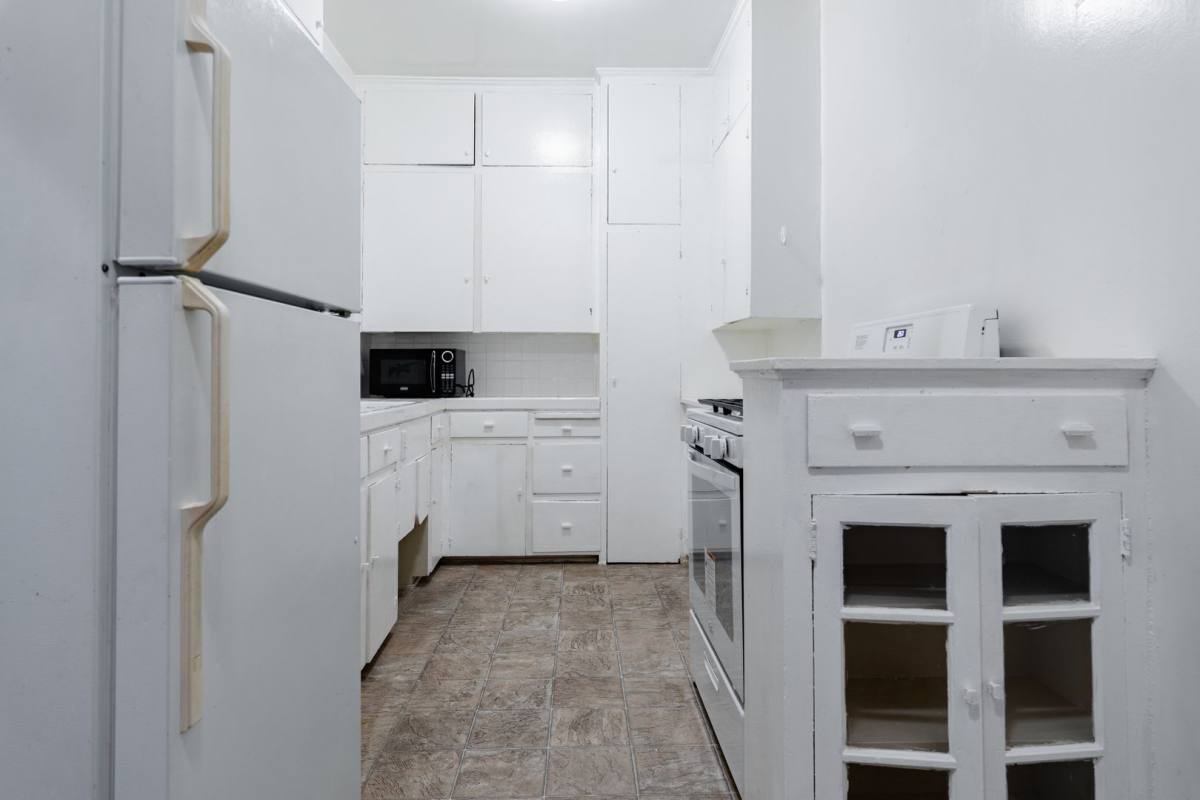 Apartment for rent at 963 N Doheny Dr, West Hollywood, CA 90069