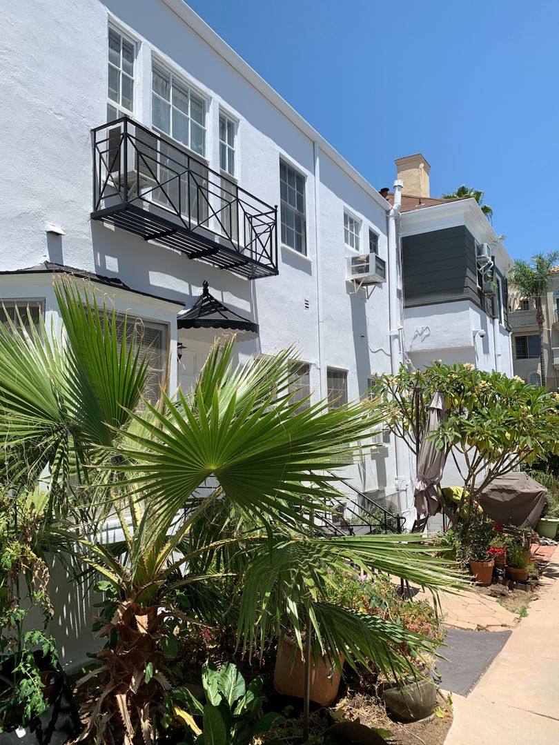 Apartment for rent at 963 N Doheny Dr, West Hollywood, CA 90069
