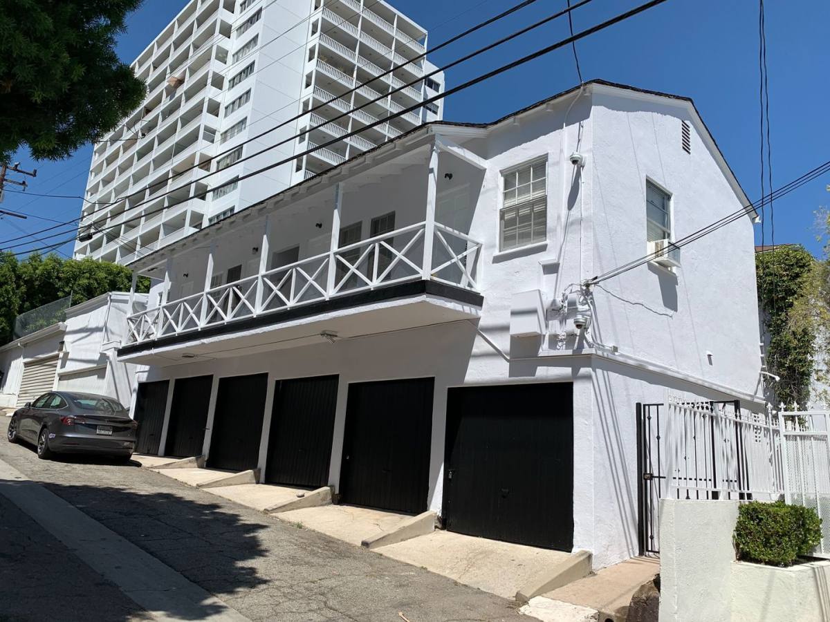 Apartment for rent at 963 N Doheny Dr, West Hollywood, CA 90069