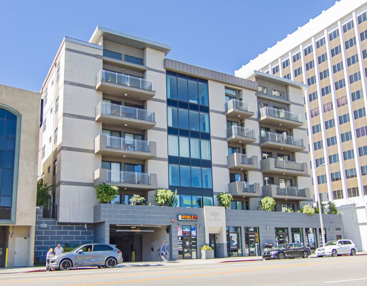 Apartment for rent at 15210 Ventura Blvd, Sherman Oaks, CA 91403