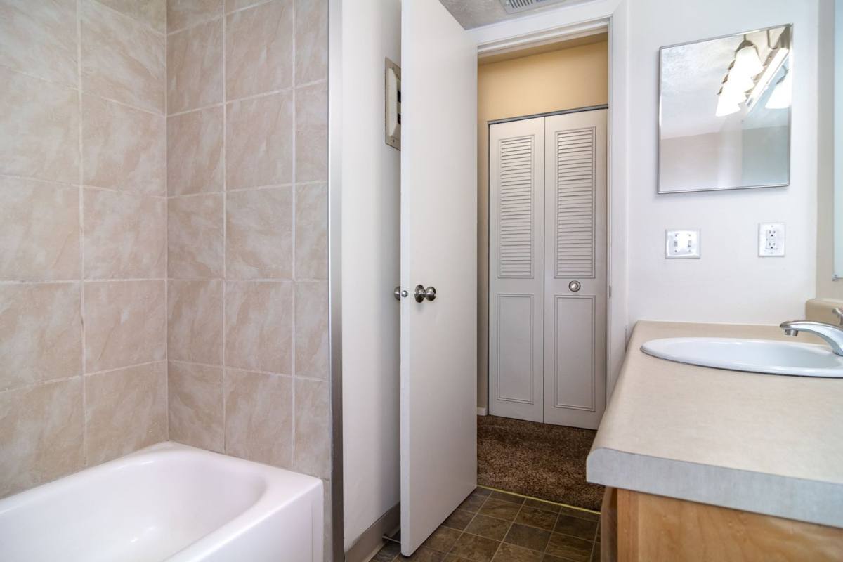 Country Club Lincoln, 2800 Woods Blvd, Lincoln, NE 68502 - Apartment for Rent - Image 8