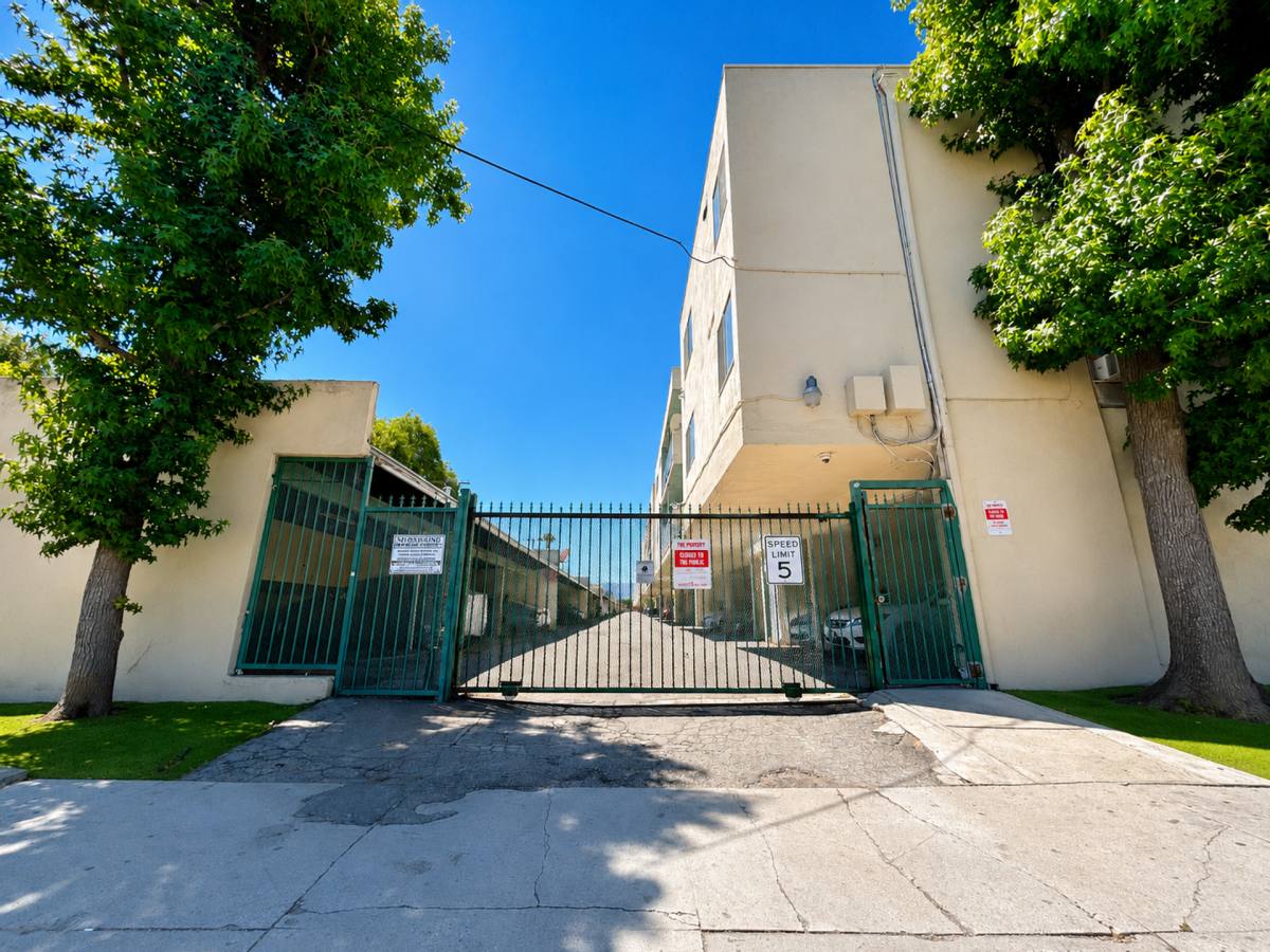 Apartment for rent at 6130 Reseda Blvd, Reseda, CA 91335