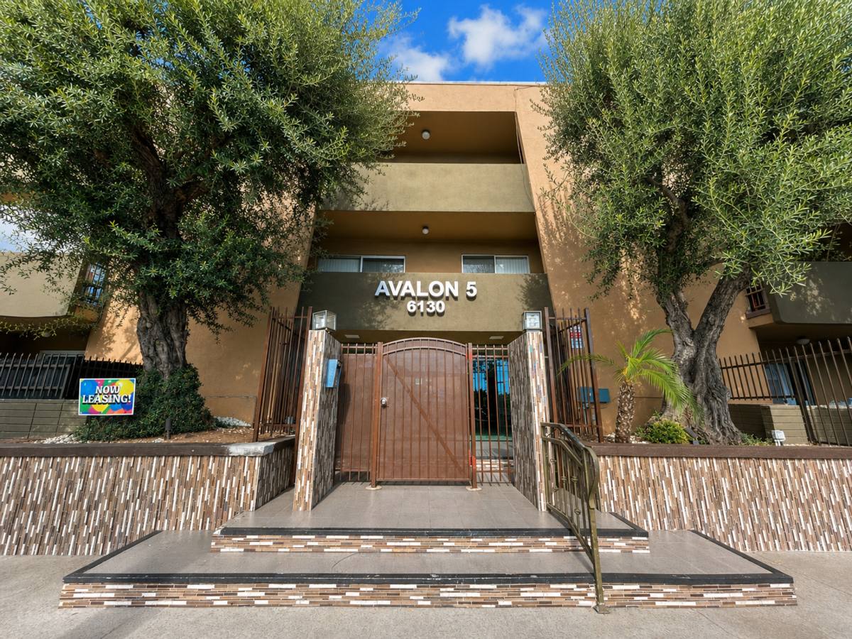 Apartment for rent at 6130 Reseda Blvd, Reseda, CA 91335