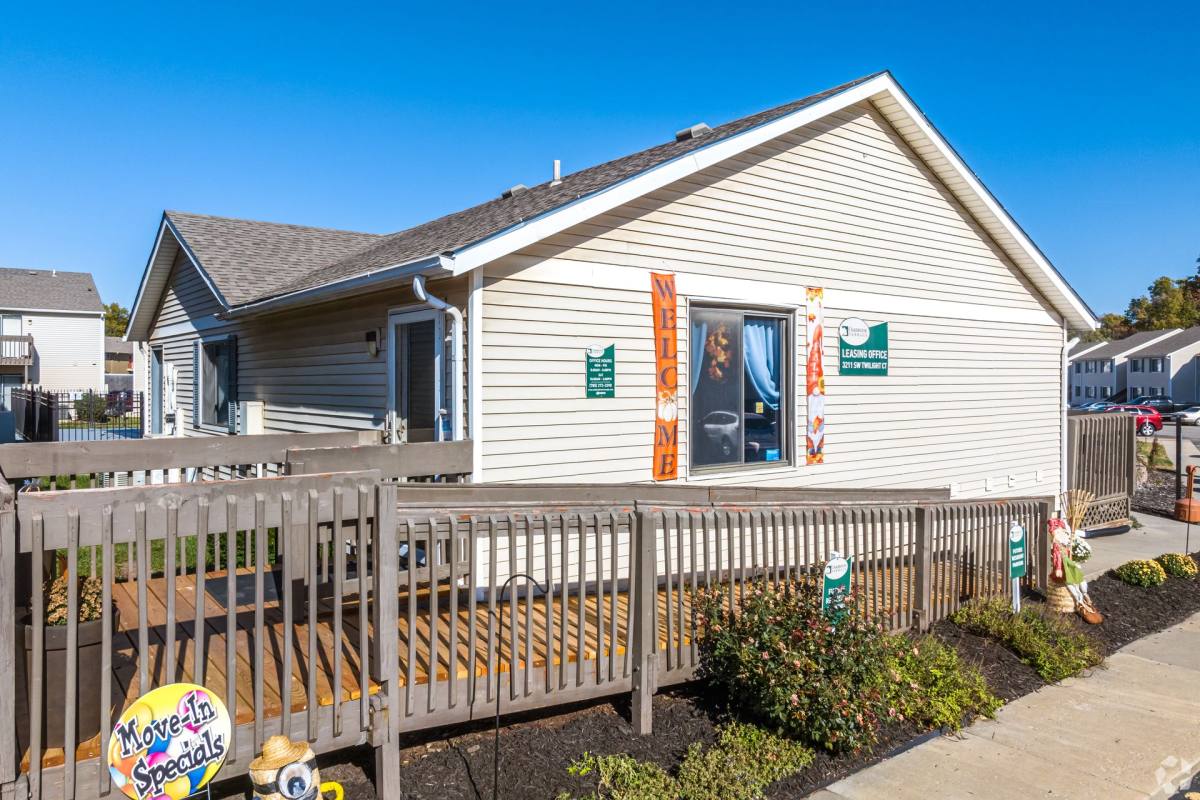 Apartment for rent at Oakbrook Terrace, 3211 SW Twilight Court, Topeka, KS 66614