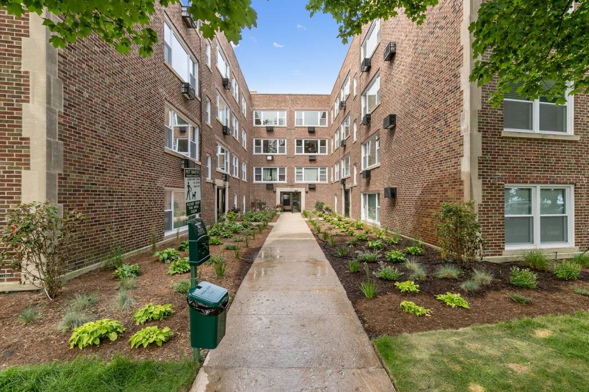 Apartment for rent at 7630 - 38 N Eastlake Terrace, Chicago, IL 60626