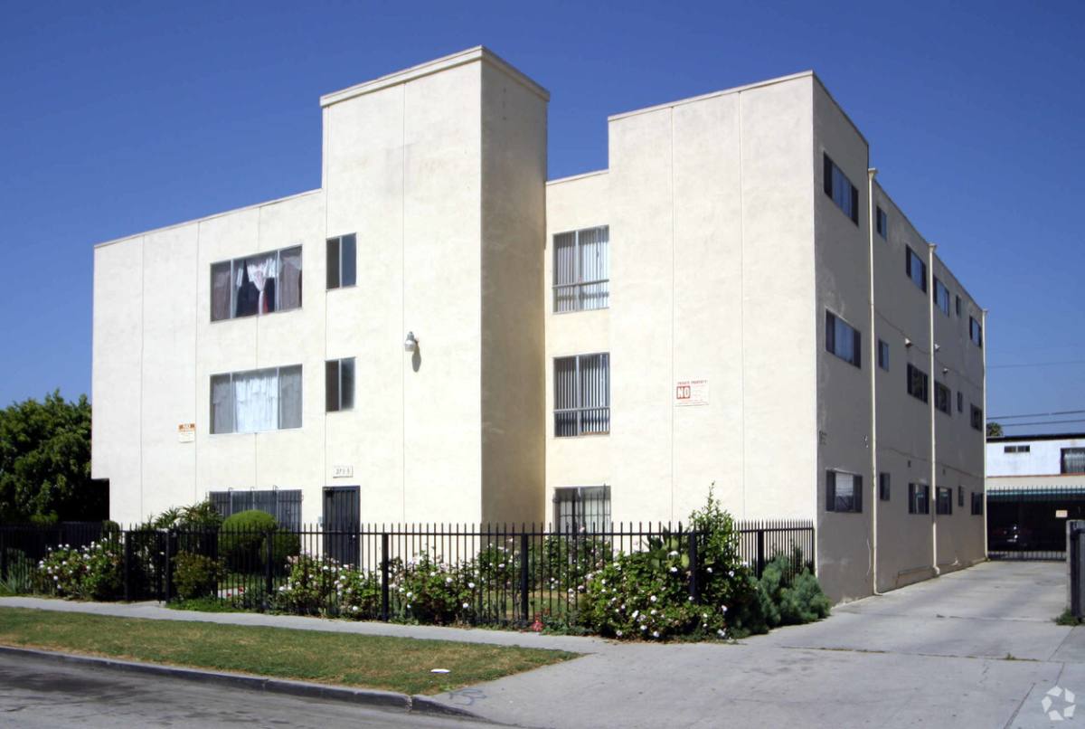 Apartment for rent at 2715 Cloverdale Ave #8, Los Angeles, CA 90016