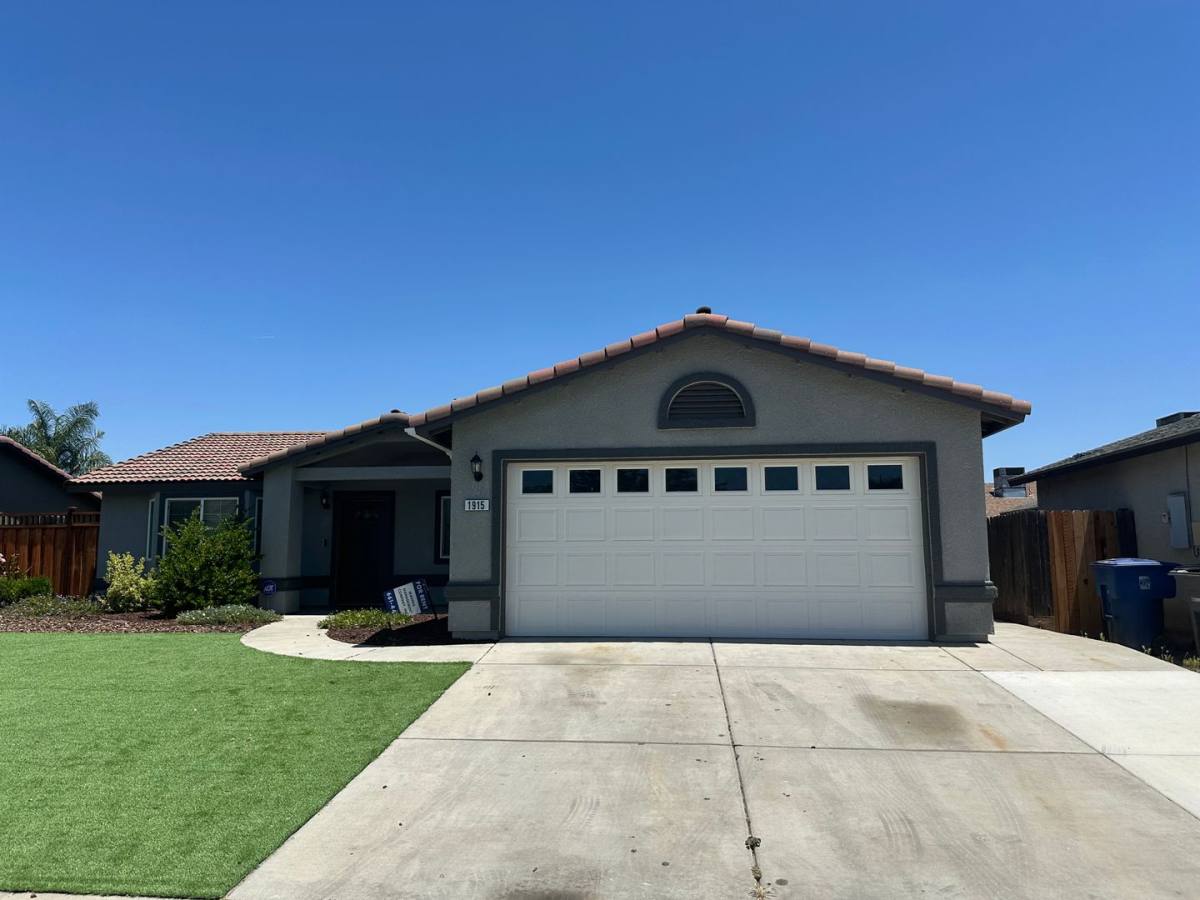 1915 Madison Dr, Madera, CA 93638