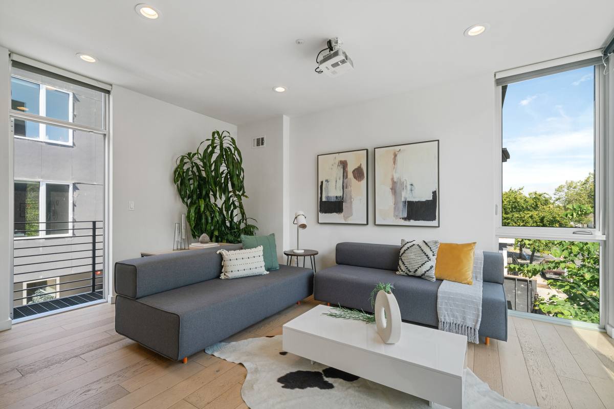 House for rent at 867 W Grand Ave, Oakland, CA 94607