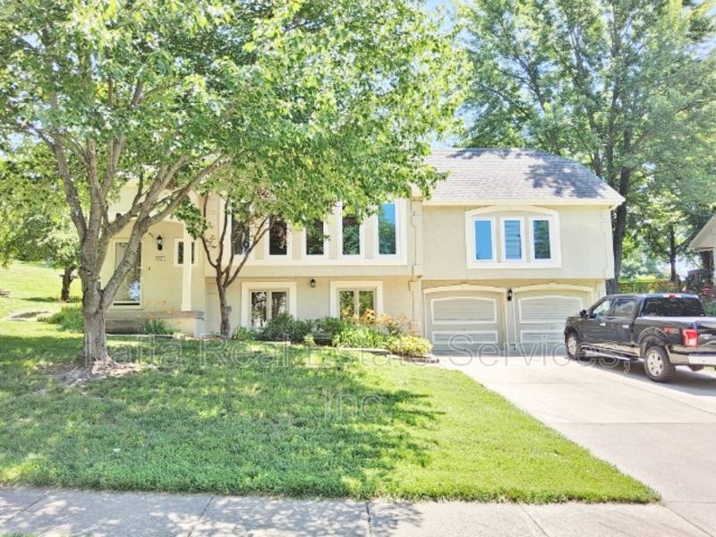 House for rent at 321 NE Landings Dr, Lees Summit, MO 64064
