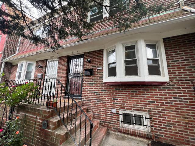 54-10 32nd Ave, Woodside, NY 11377