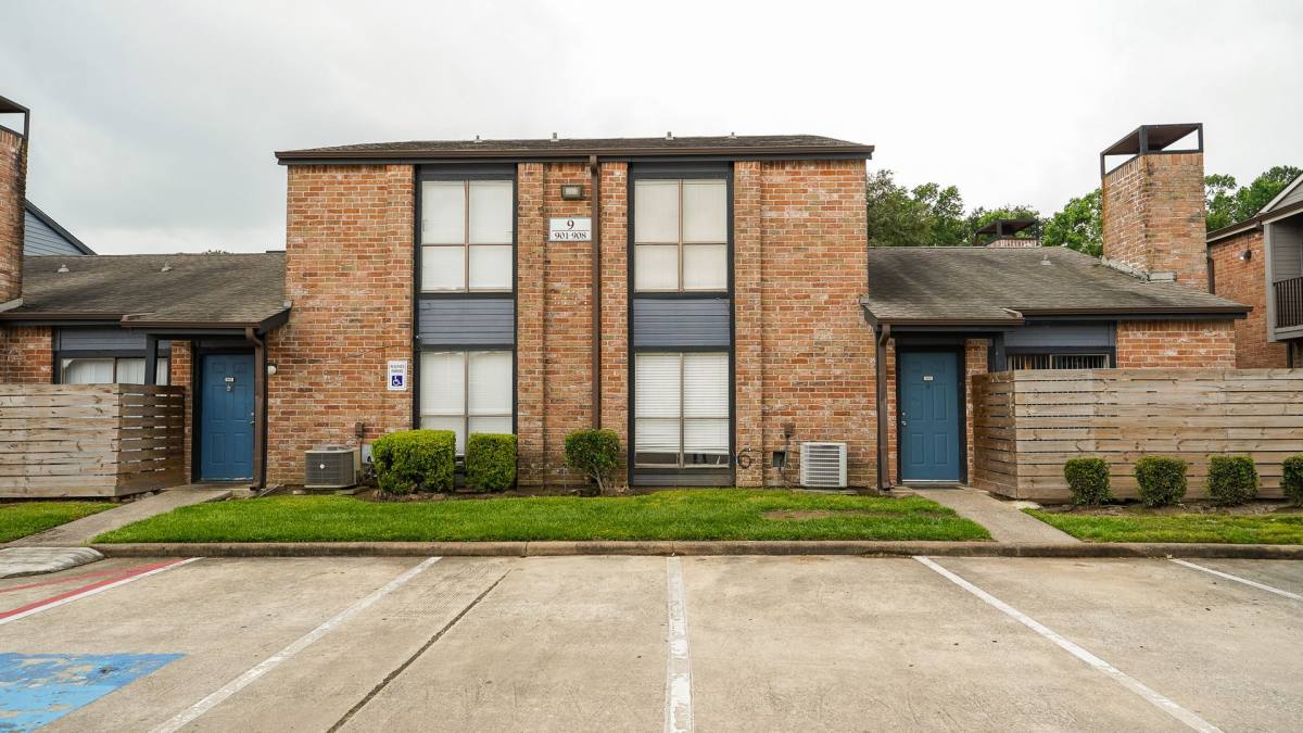 Townhouse for rent at 13100 Stonefield Dr, Houston, TX 77014
