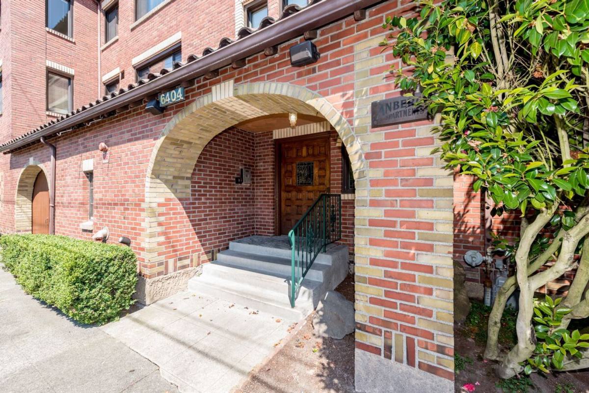 6404 Greenwood Ave N, Seattle, WA 98103