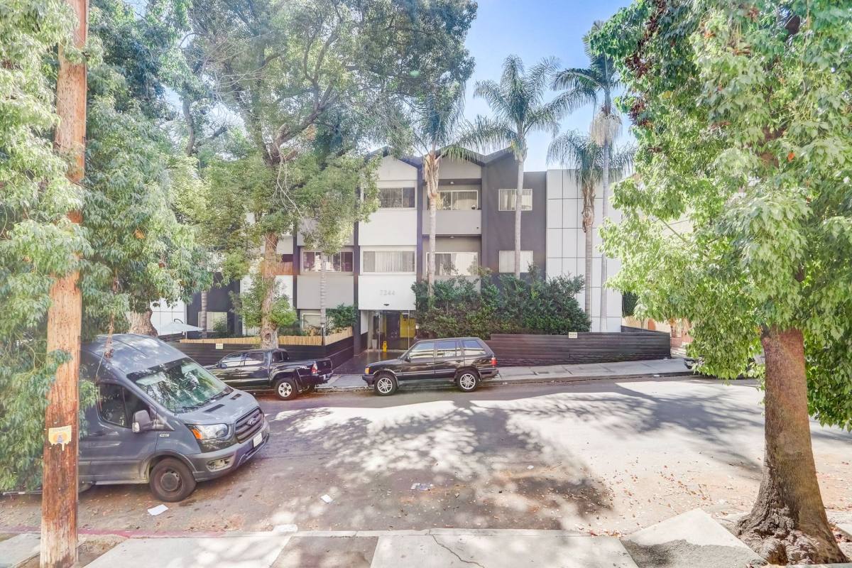 7244 Hillside Ave, Los Angeles, CA 90046 Apartment For Rent