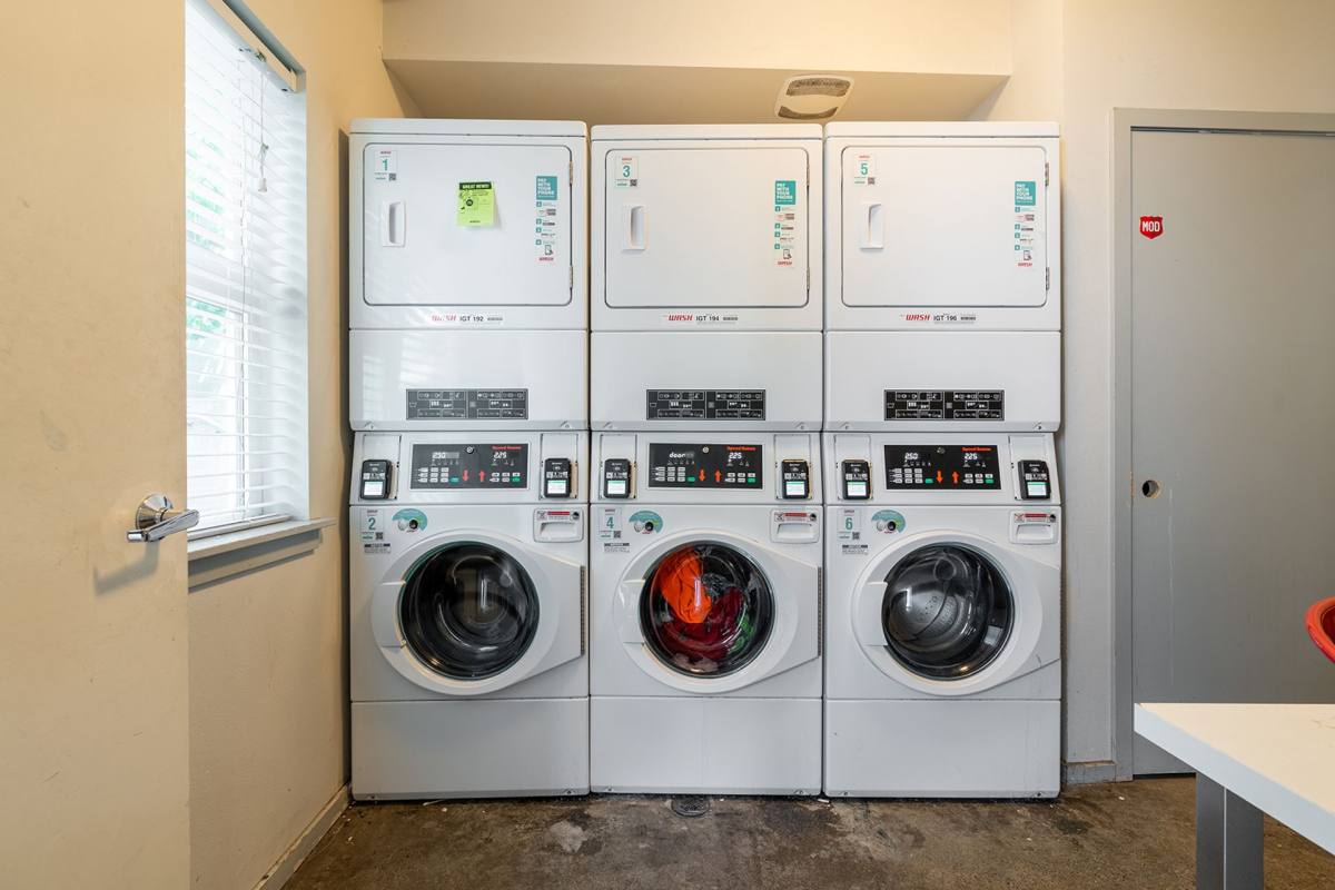 422 11th Ave E, Seattle, WA 98102 - Apartment for Rent - Image 2