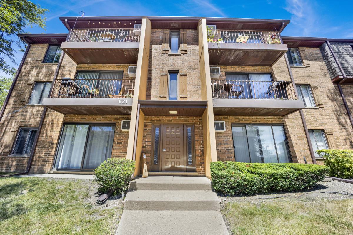 621 N Briar Hill Lane FIRST Floor, Addison, IL 60101 Apartment For