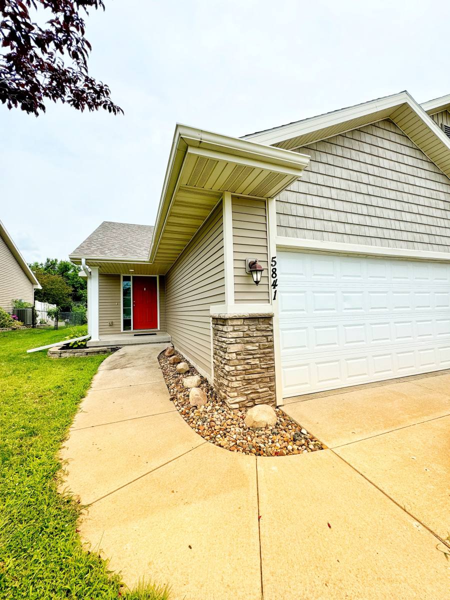 Townhouse for rent at 5841 NW 50th St, Johnston, IA 50131