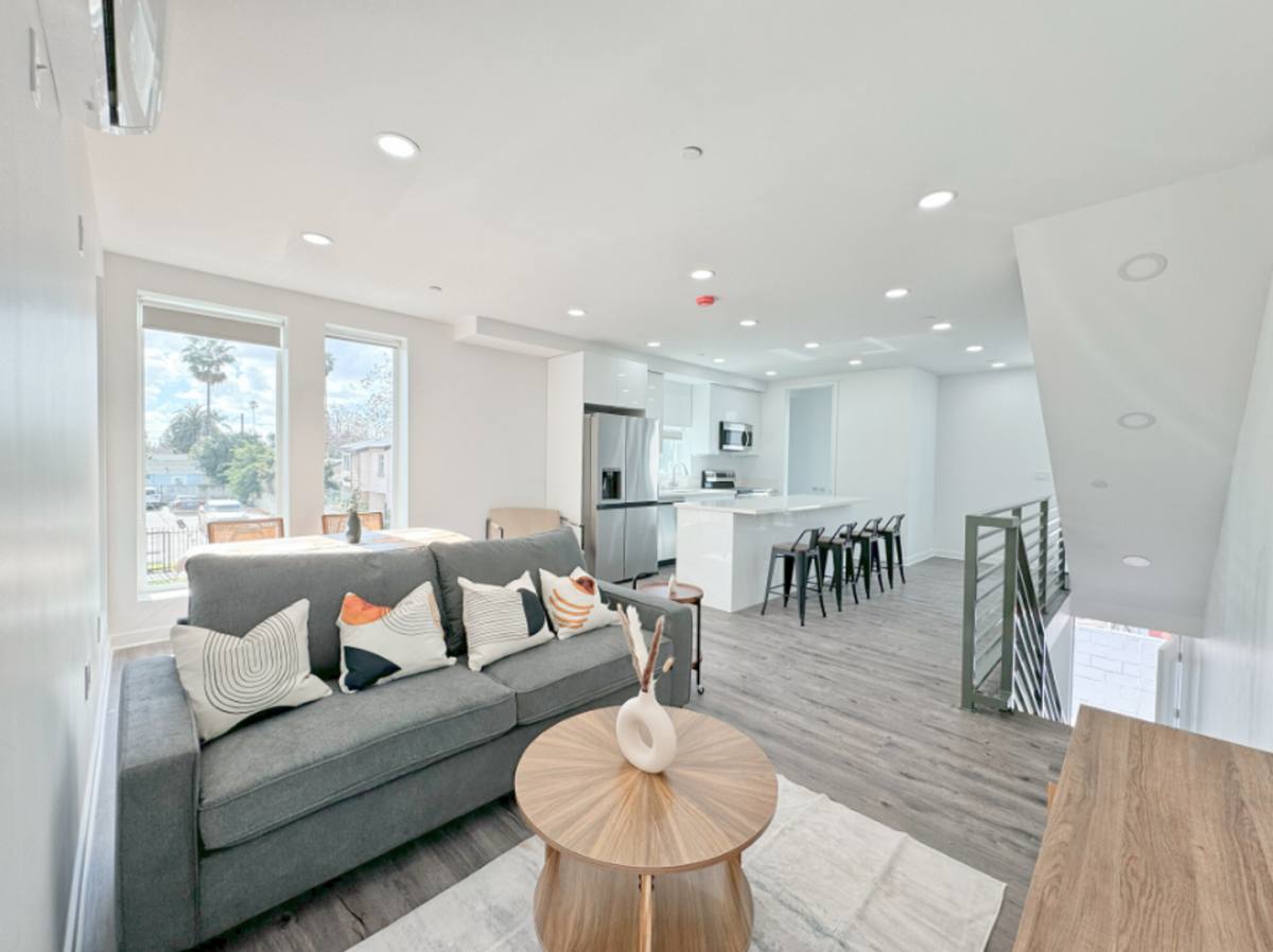 Apartment for rent at 1165 W 39th St, Los Angeles, CA 90037