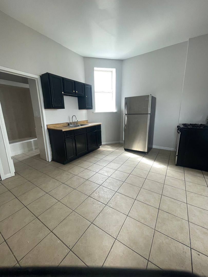 Apartment for rent at 3215 W Cermak Rd, Chicago, IL 60623
