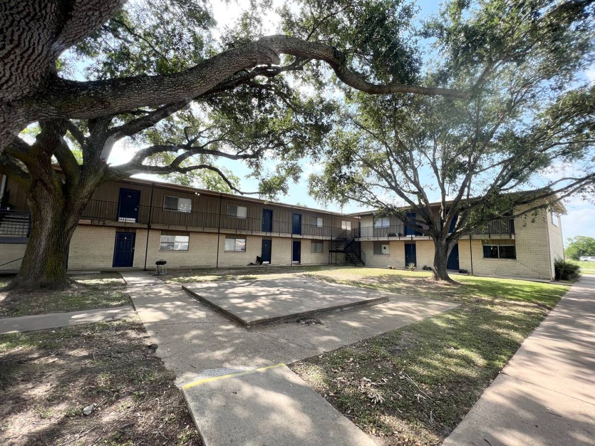 Apartment for rent at 201 S Kaysie St, Angleton, TX 77515
