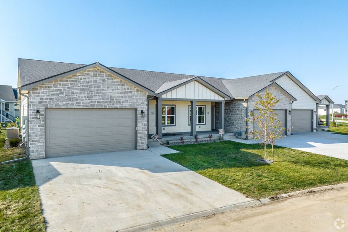 Townhouse for rent at 105 S Marigold Ave, West Des Moines, IA 50266