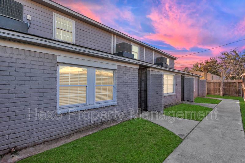 Townhouse for rent at 6605 Brittmoore Rd, Houston, TX 77041