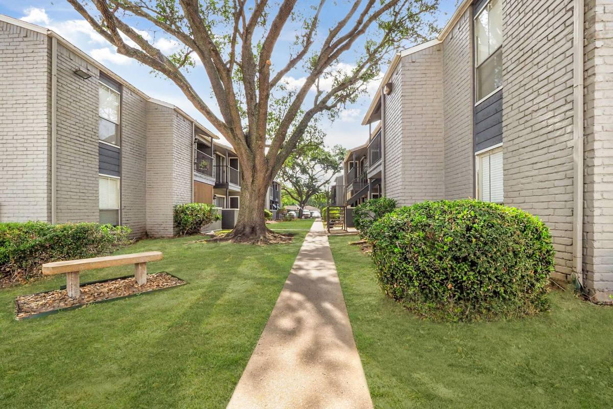 Apartment for rent at 301 Cannan Dr, Angleton, TX 77515