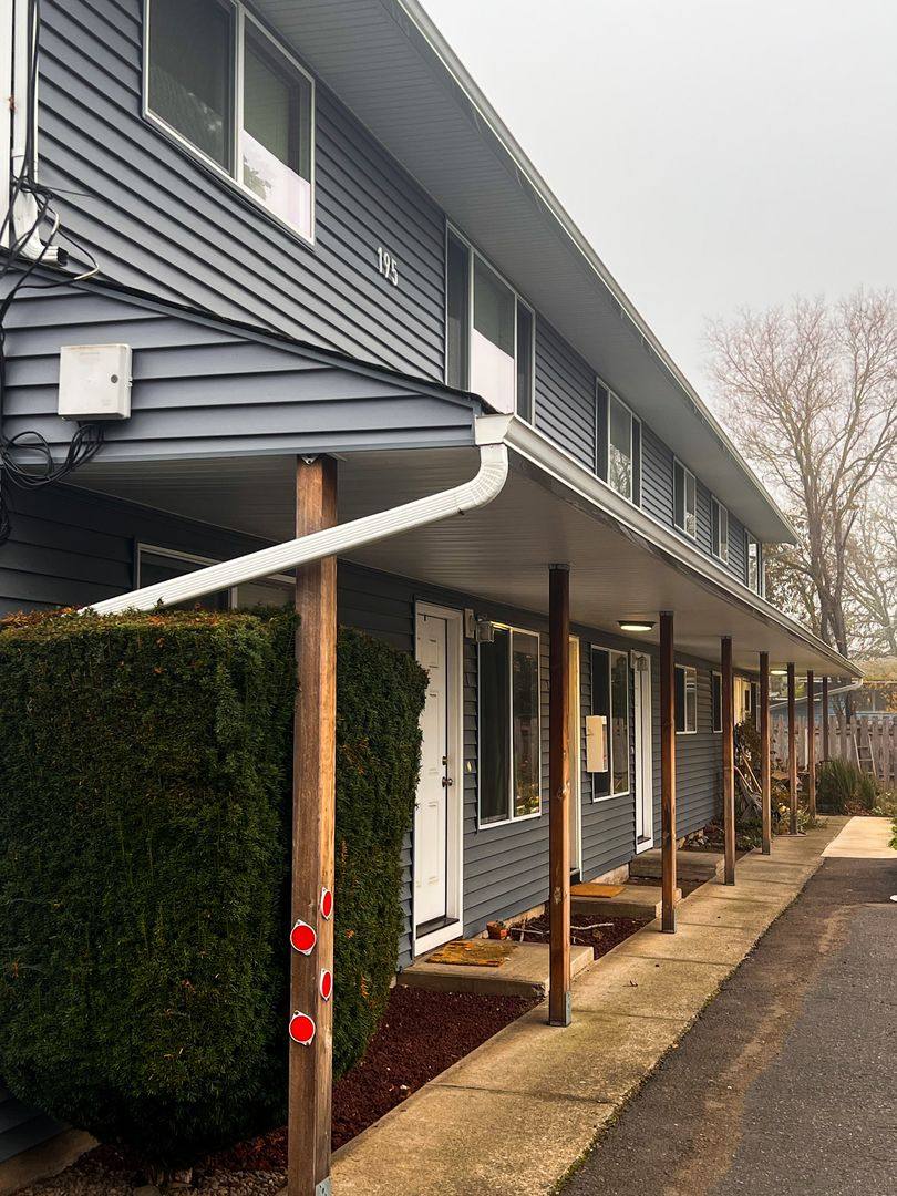 Apartment for rent at 195 S 8th St, Lebanon, OR 97355