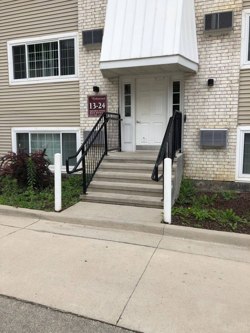 Apartment for rent at 285 Robins Rd, Hiawatha, IA 52233
