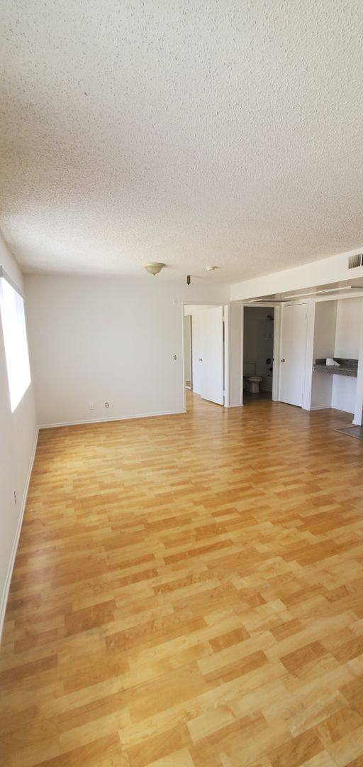 Apartment for rent at 521 Smanhattan Place, Los Angeles, CA 90020