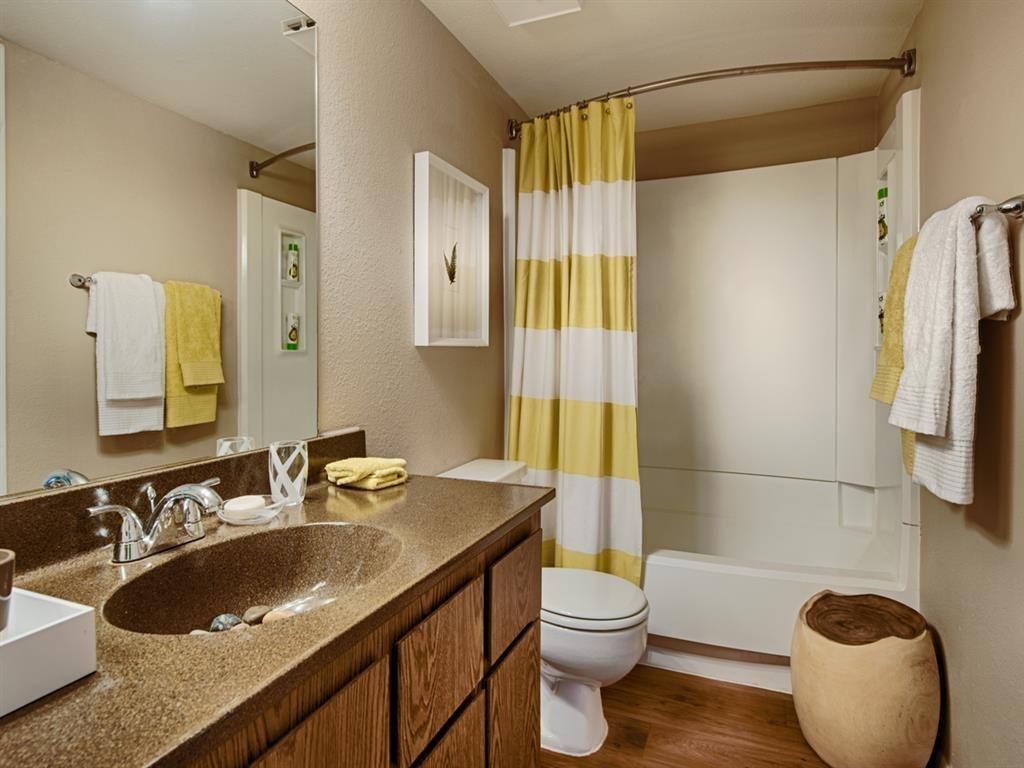 Club Valencia 10201 N 44th Dr, Glendale, AZ 85302 Apartment For