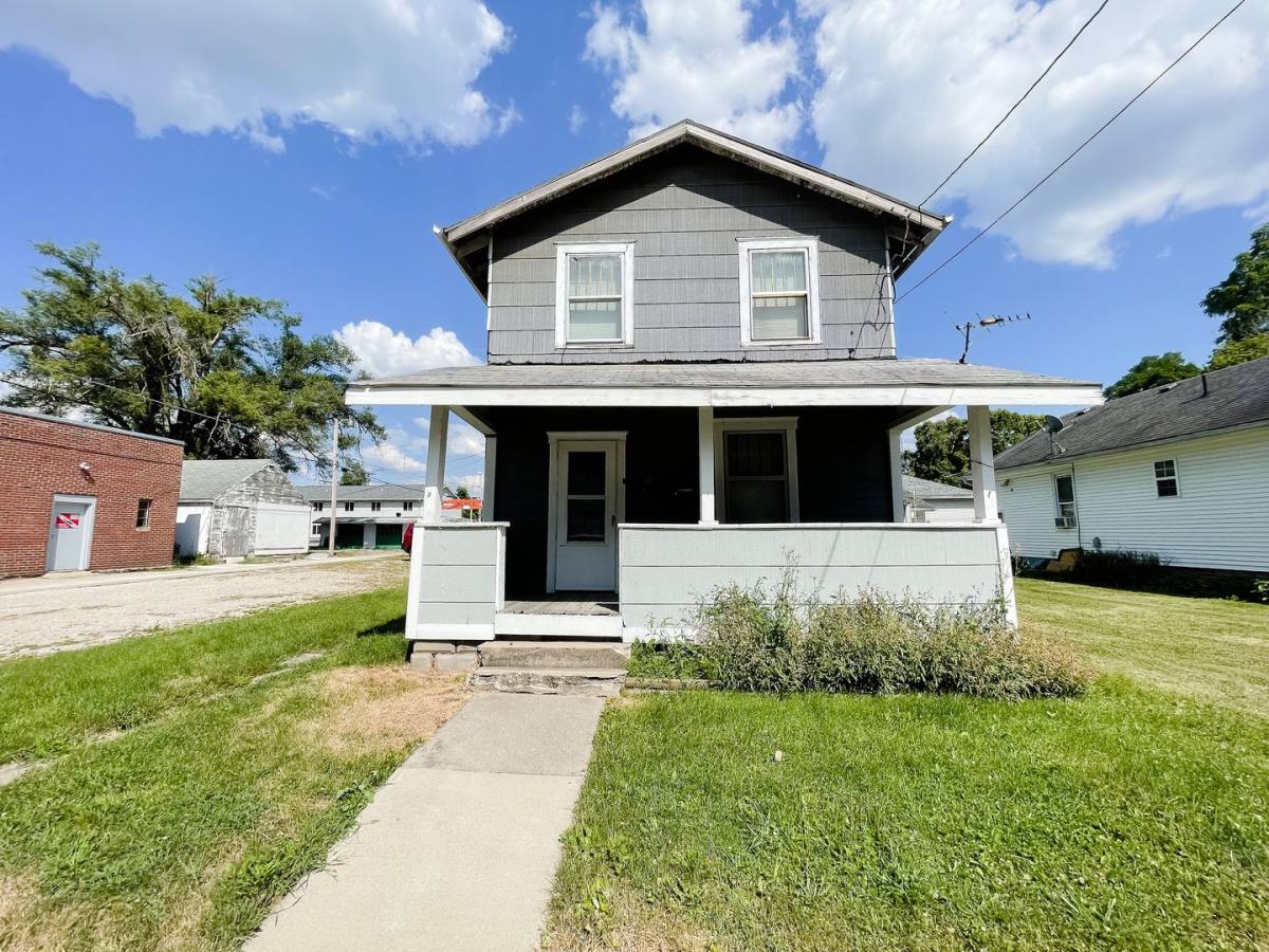 Apartment for rent at 218 S Martin Ave, Muncie, IN 47303