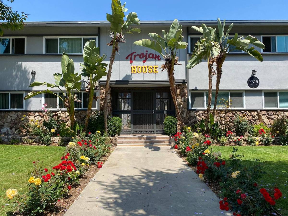 Apartment for rent at 2728 Ellendale Place, Los Angeles, CA 90007