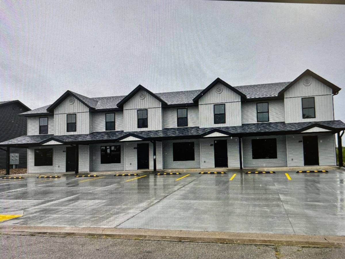 Townhouse for rent at 817 Howard Dr, Lebanon, MO 65536