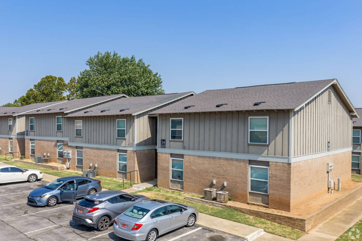 Apartment for rent at 633 W Vandament Ave, Yukon, OK 73099