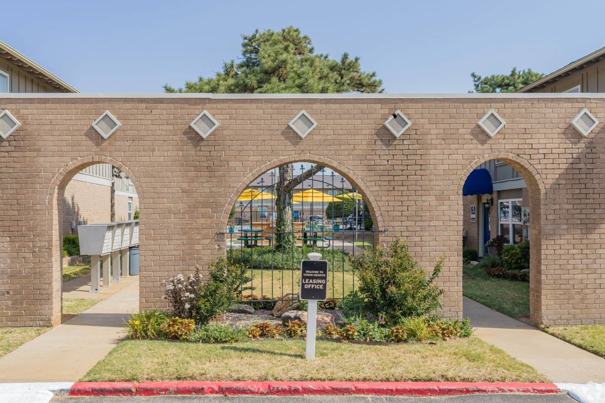 Apartment for rent at 633 W Vandament Ave, Yukon, OK 73099