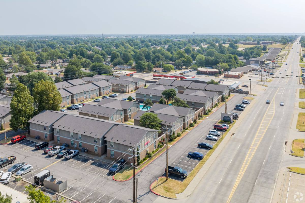 Apartment for rent at 633 W Vandament Ave, Yukon, OK 73099