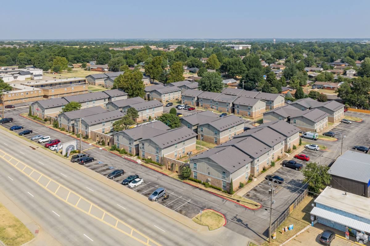 Apartment for rent at 633 W Vandament Ave, Yukon, OK 73099