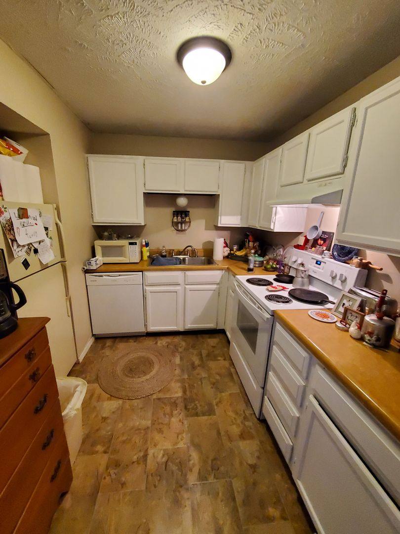 Apartment for rent at 831 & 837 E Wayne Ave, Salina, KS 67401