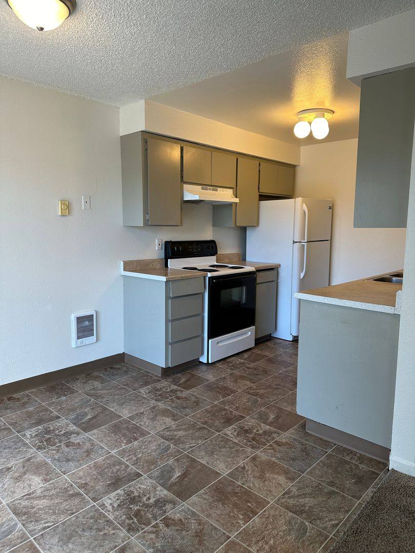 Apartment for rent at 3655 Hawthorne Ave NE, Salem, OR 97301