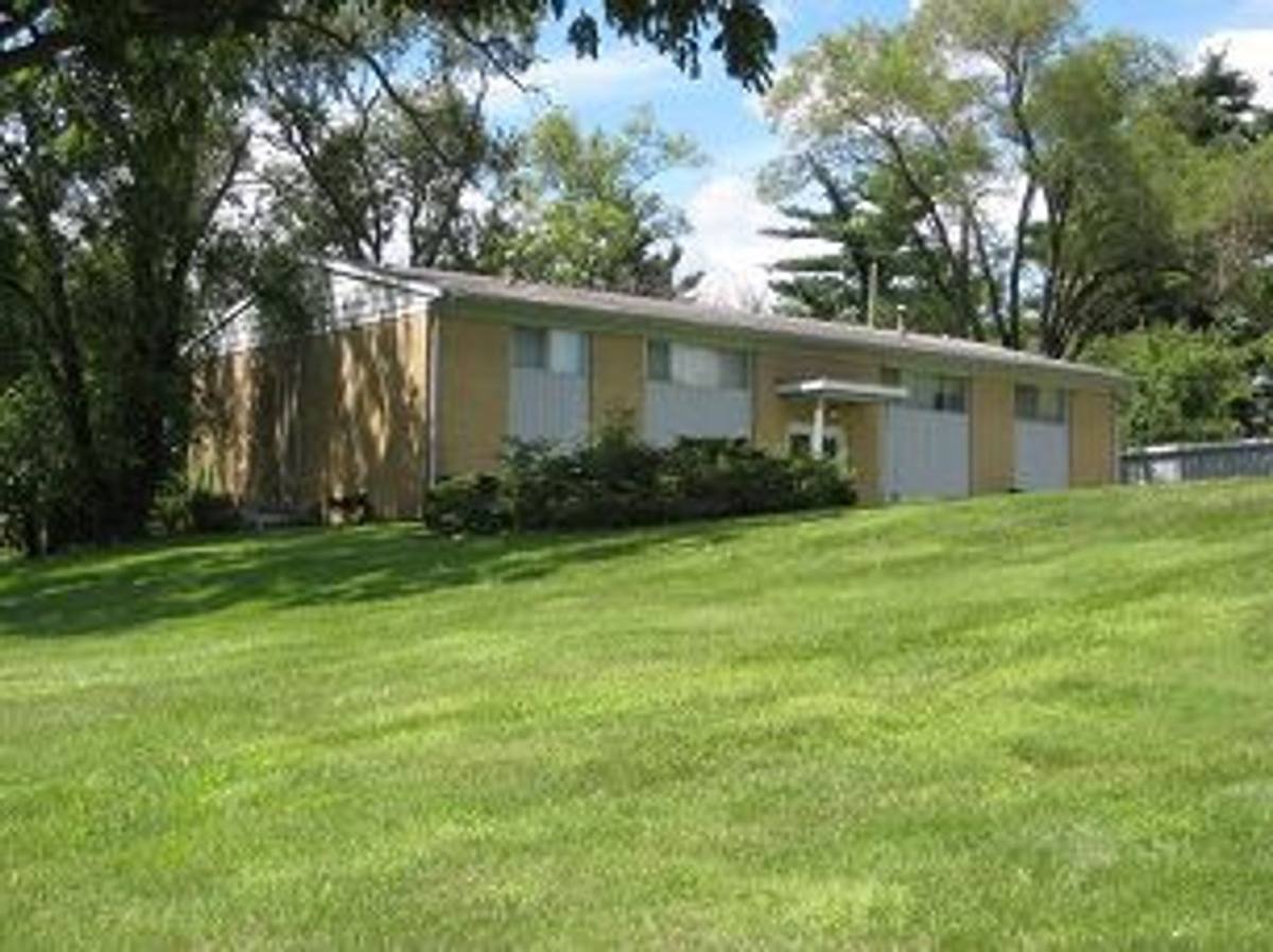 Apartment for rent at 90, 92, 96 40th St NE, Cedar Rapids, IA 52402