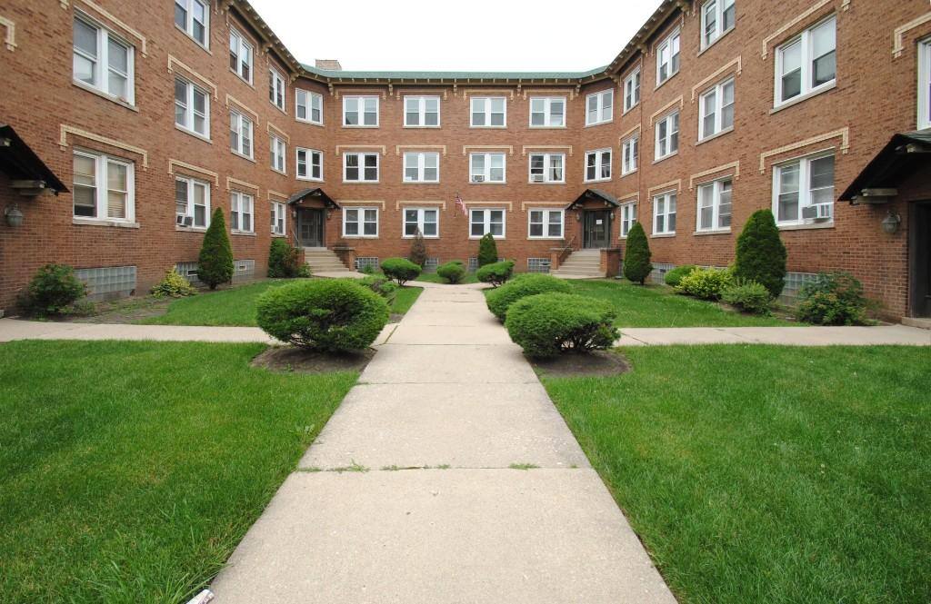 Apartment for rent at 4822 W Hutchinson St #9B, Chicago, IL 60641