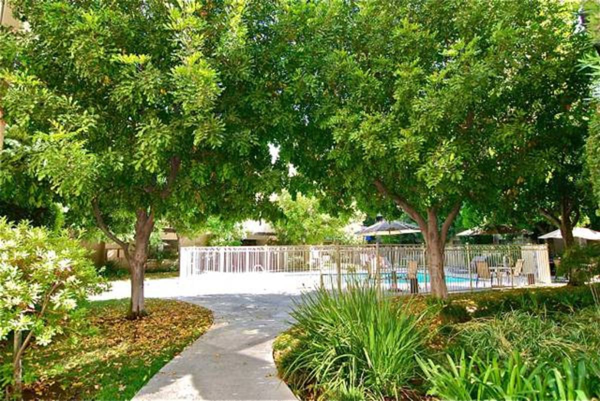 Apartment for rent at 16000 Sherman Way, Van Nuys, CA 91406