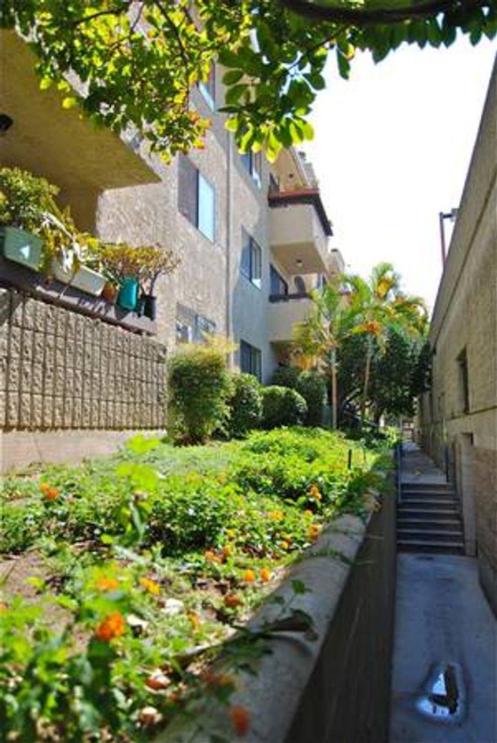 Apartment for rent at 16000 Sherman Way, Van Nuys, CA 91406