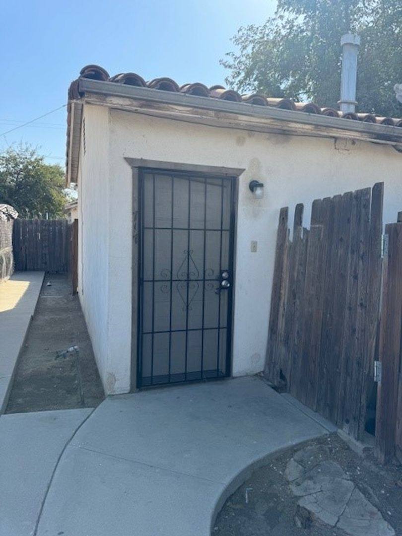 Apartment for rent at 715, 717, & 719 31st St, Bakersfield, CA 93301