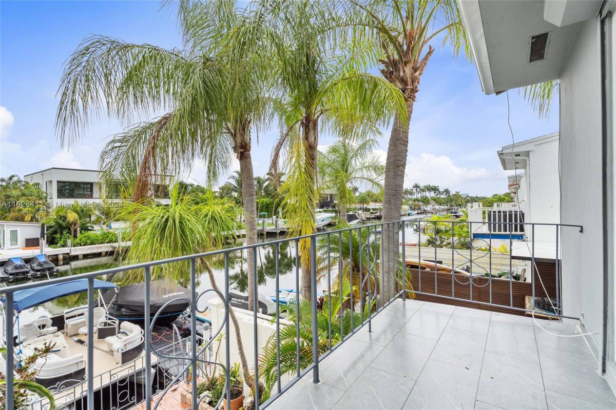 Townhouse for rent at 1991 NE 123rd St, Miami, FL 33181