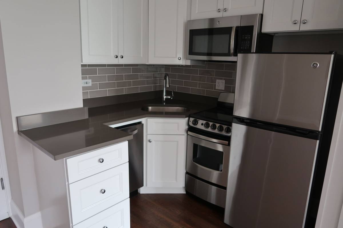 Apartment for rent at 817 W Lakeside Place #402, Chicago, IL 60640