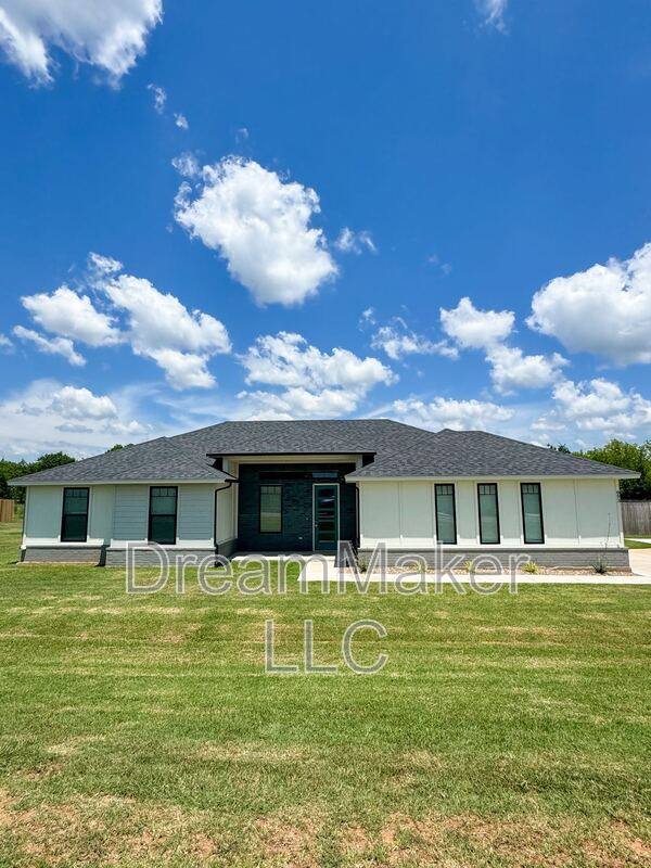 House for rent at 893 Flowers Dr, Washington, OK 73093