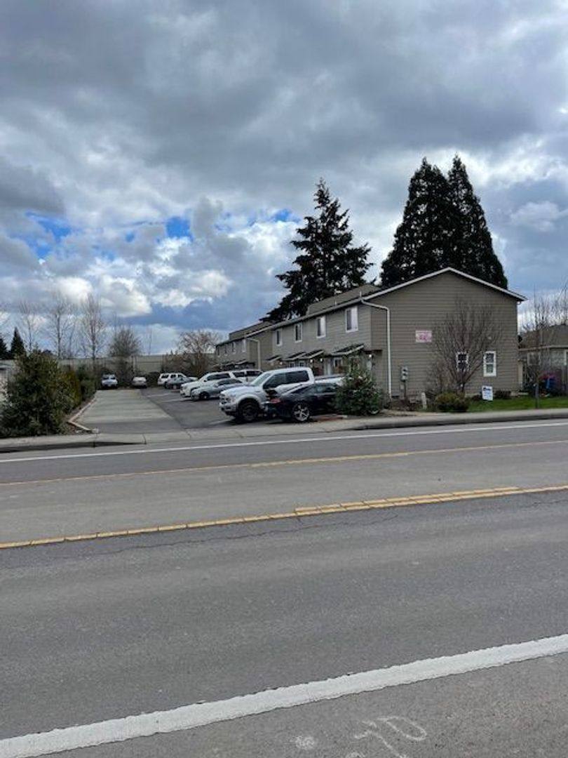 Apartment for rent at 3760-3774 Hawthorne Ave NE, Salem, OR 97301
